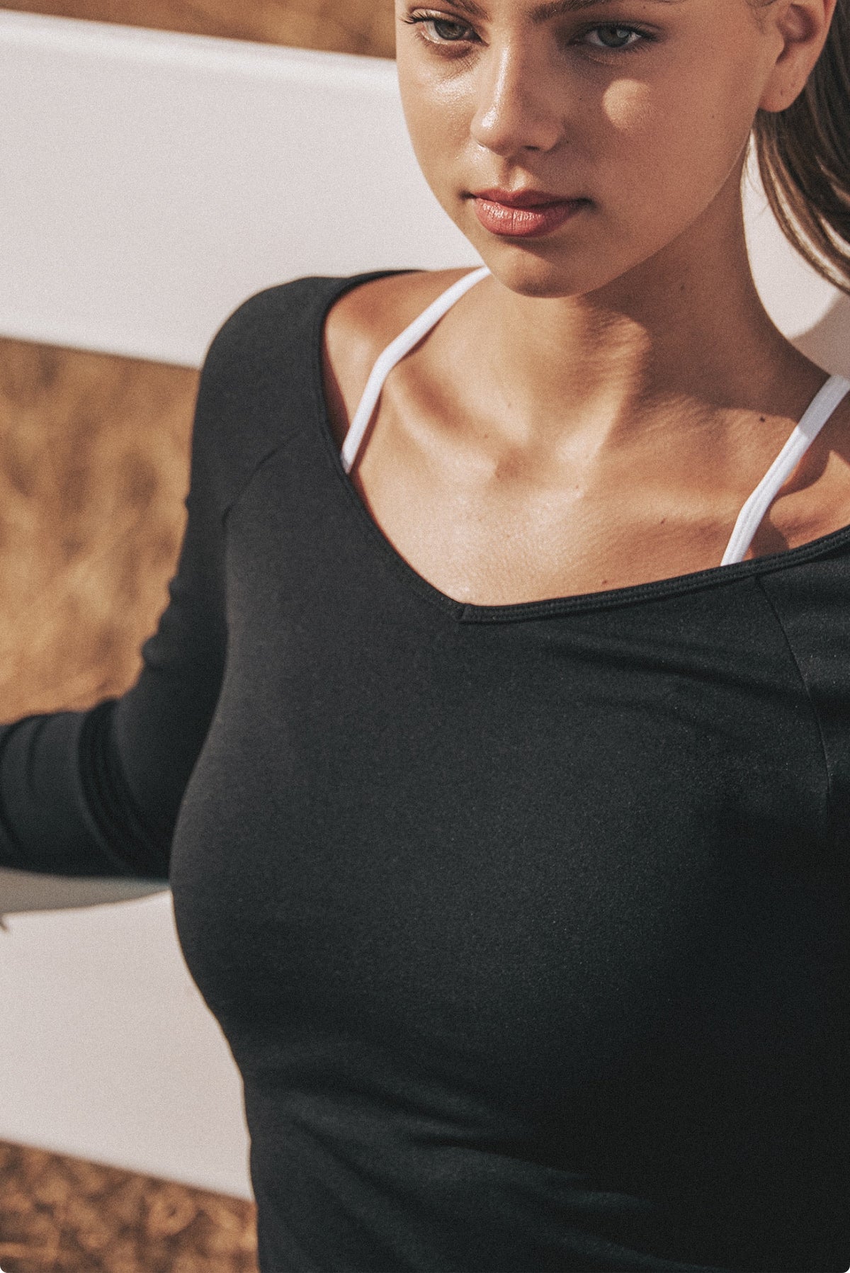 TL054 SOFT V-NECK FINGERHOLE TOP