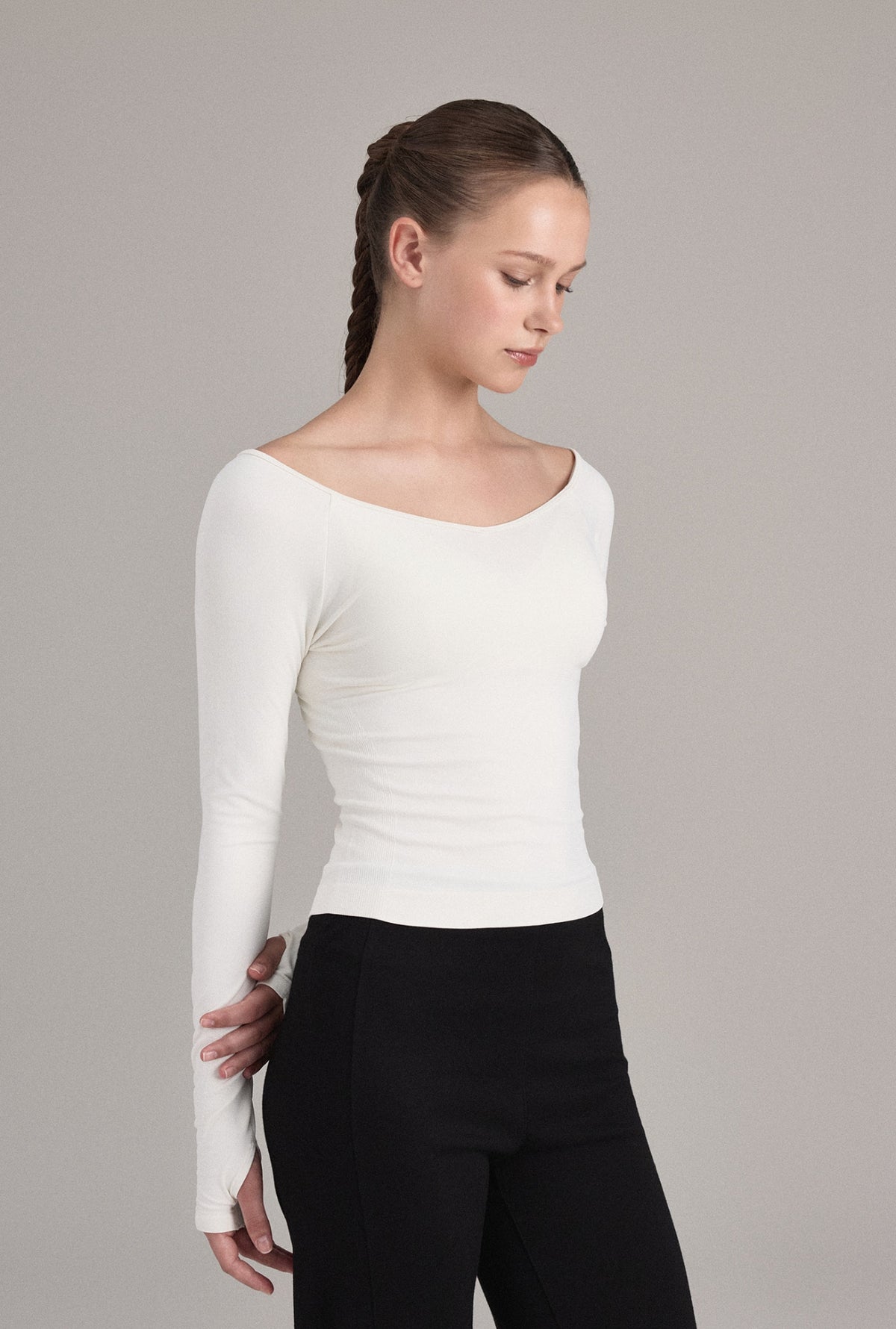 TL054 SOFT V-NECK FINGERHOLE TOP