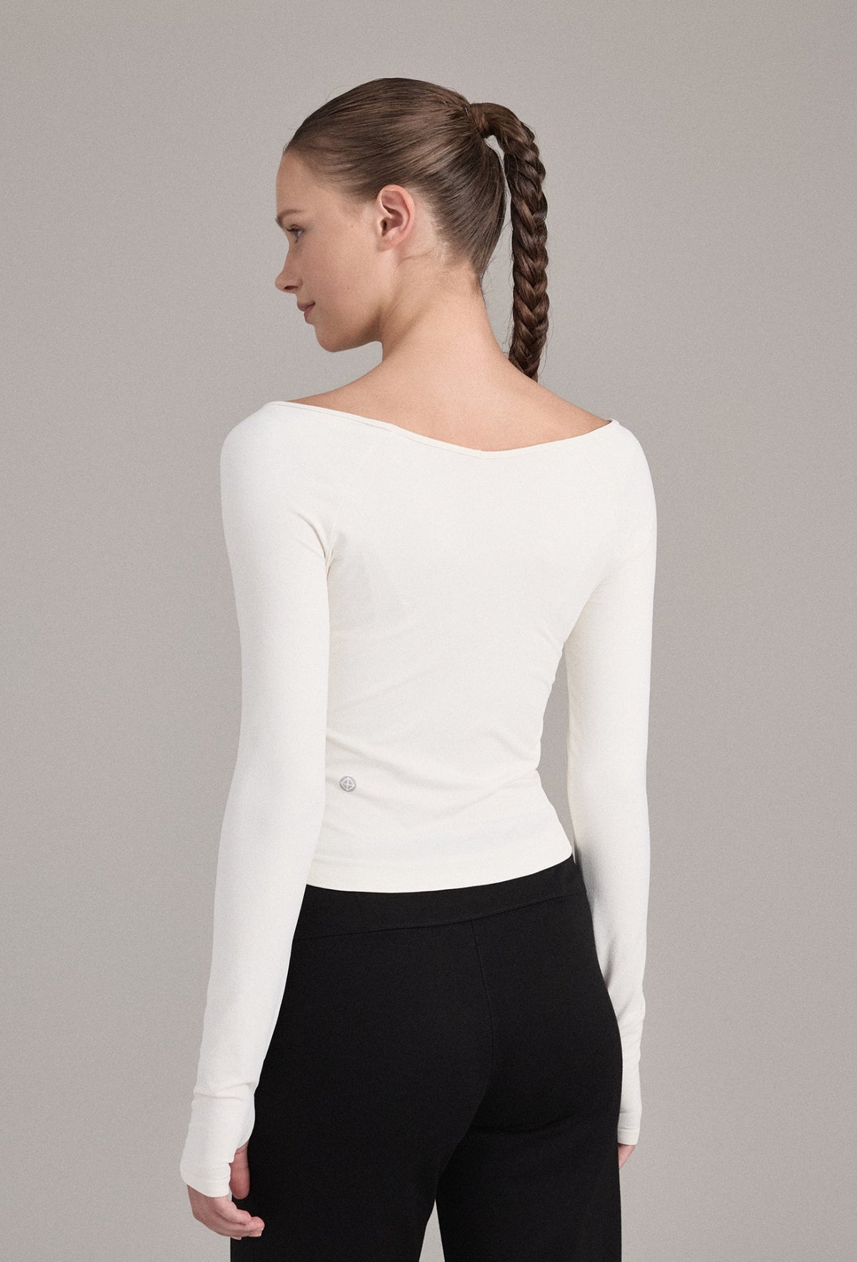 TL054 SOFT V-NECK FINGERHOLE TOP