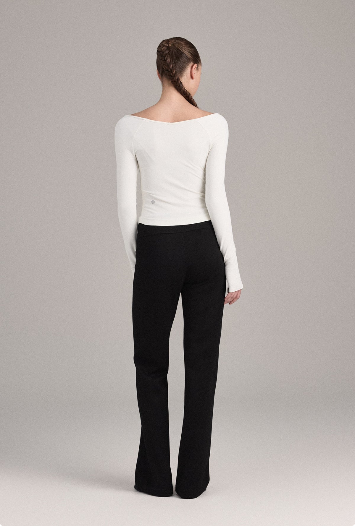 TL054 SOFT V-NECK FINGERHOLE TOP