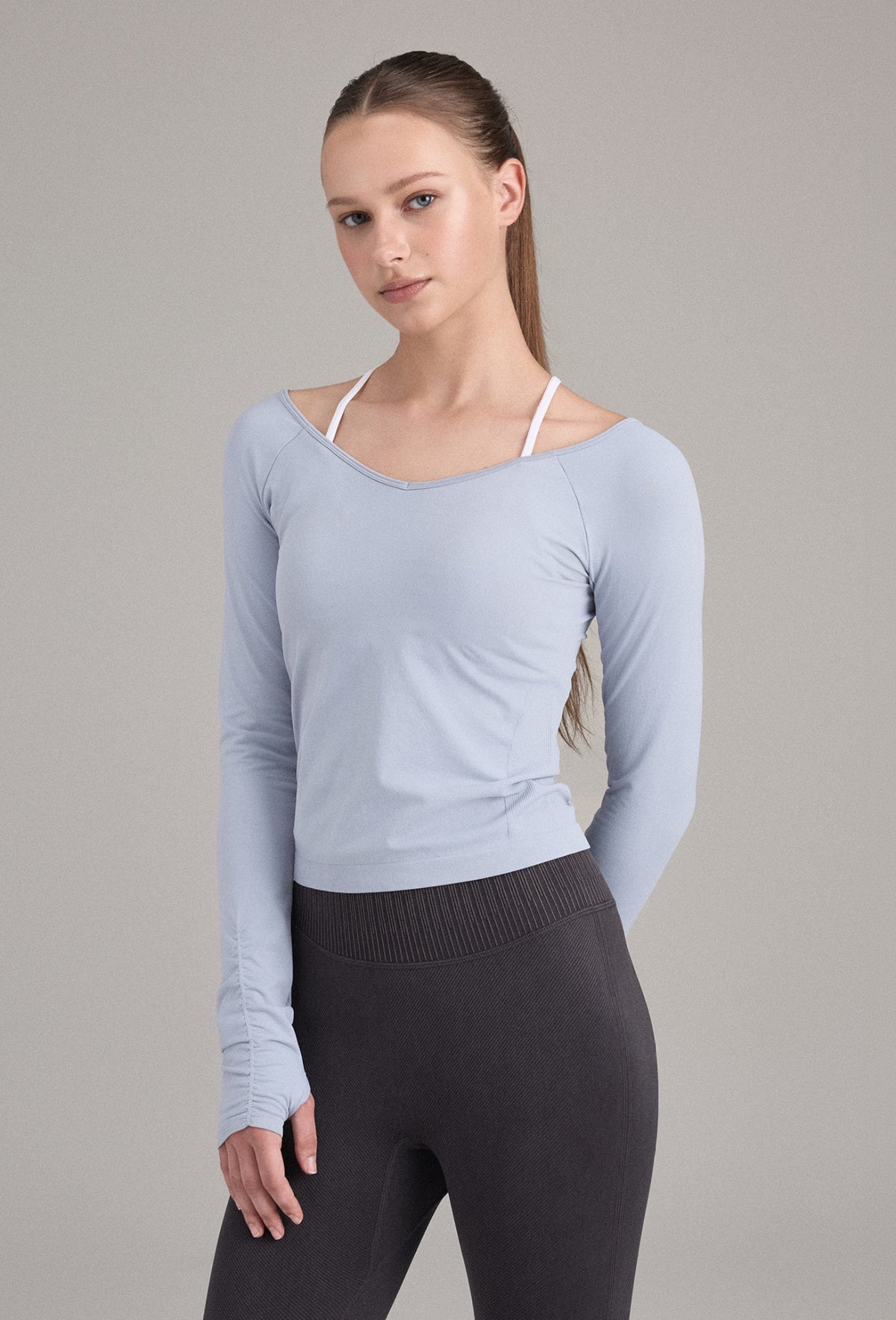 TL054 SOFT V-NECK FINGERHOLE TOP