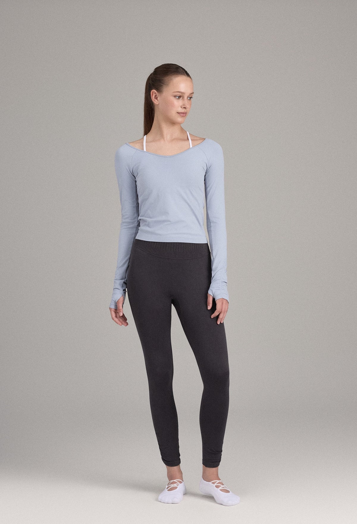 TL054 SOFT V-NECK FINGERHOLE TOP