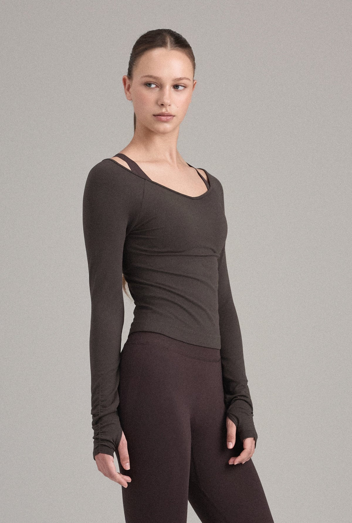 TL054 SOFT V-NECK FINGERHOLE TOP