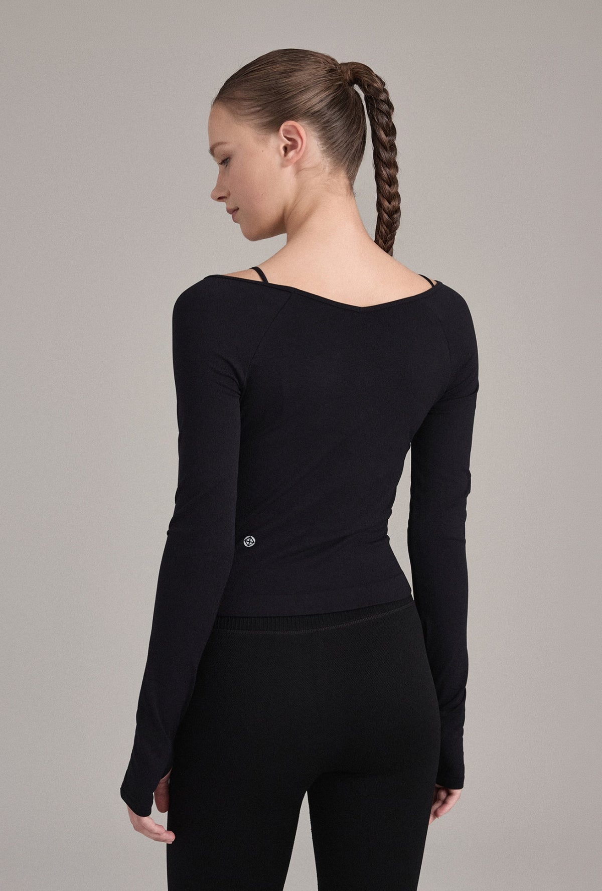 TL054 SOFT V-NECK FINGERHOLE TOP