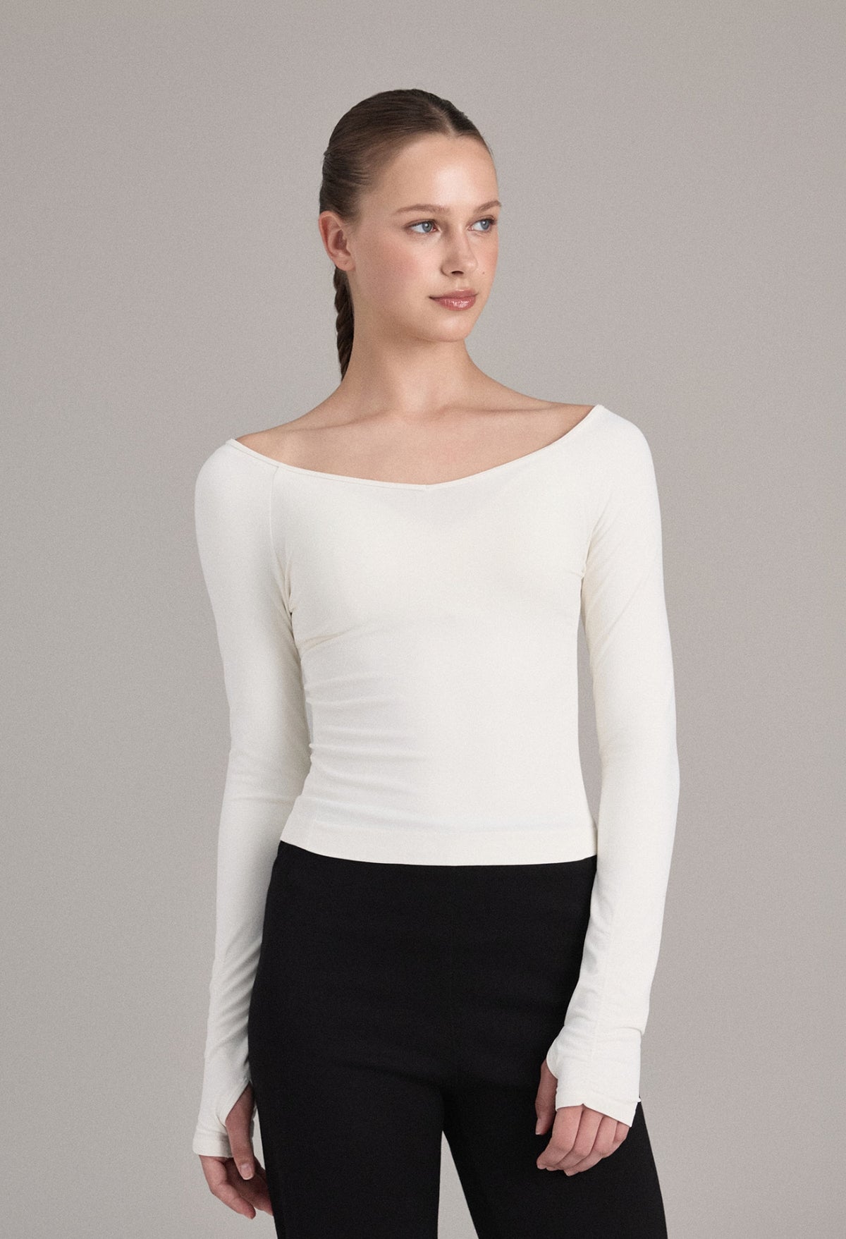 TL054 SOFT V-NECK FINGERHOLE TOP