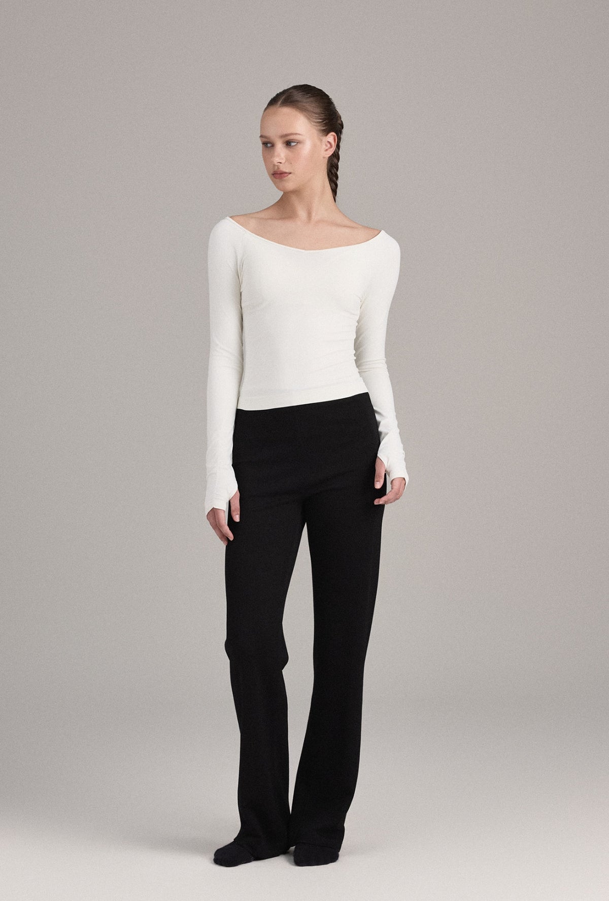 TL054 SOFT V-NECK FINGERHOLE TOP