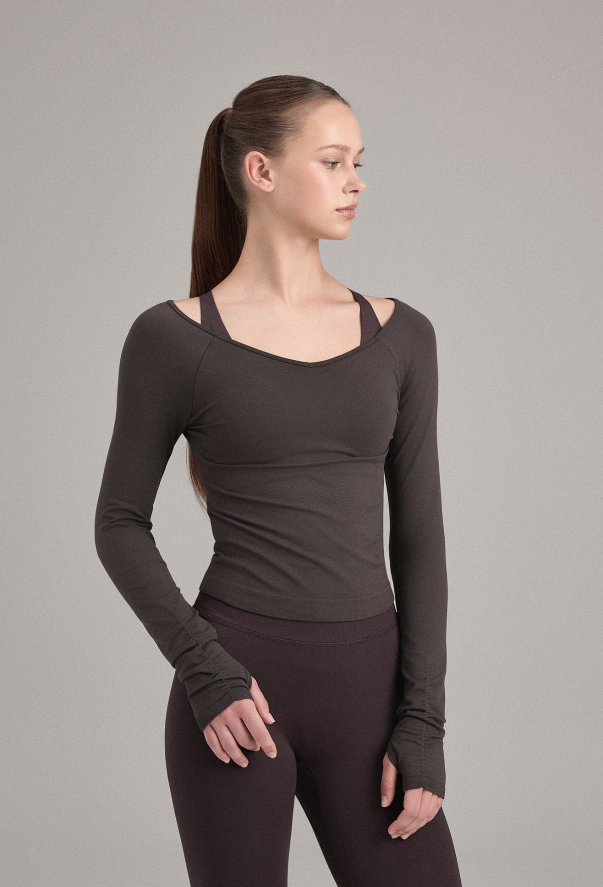 TL054 SOFT V-NECK FINGERHOLE TOP